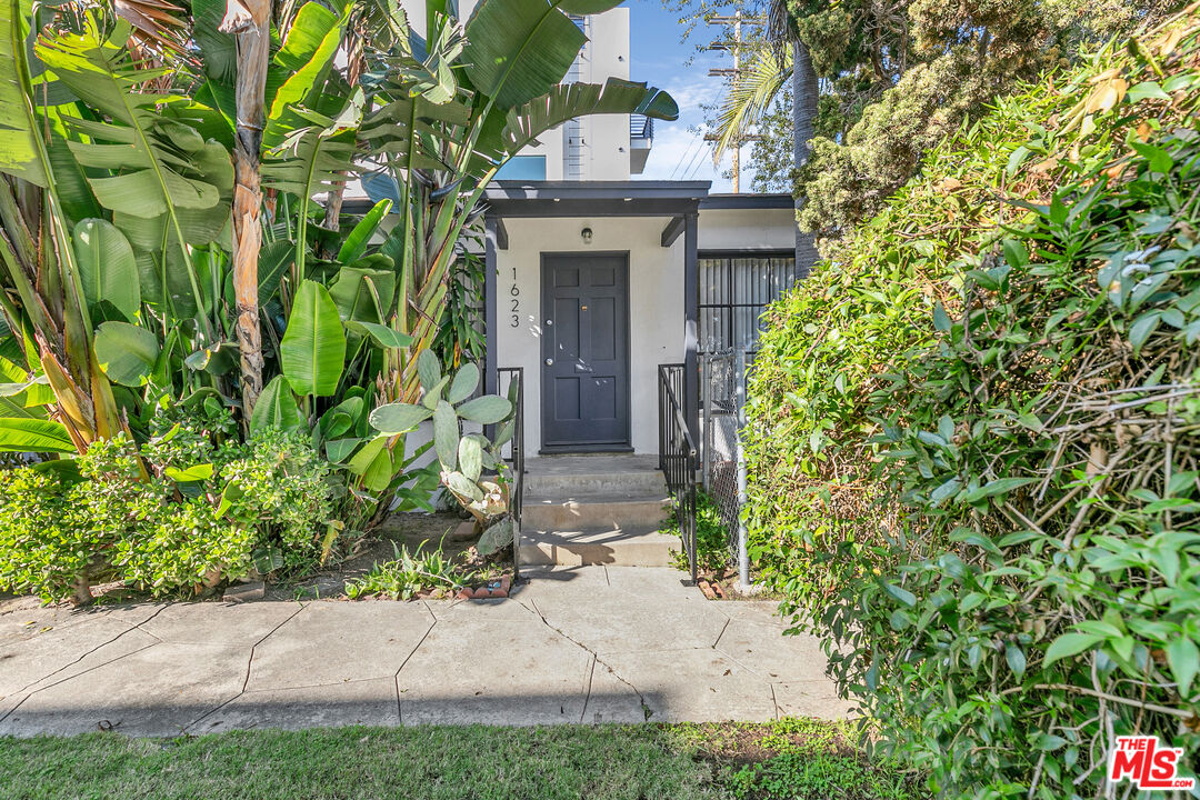 Los Angeles Condo: 1623 South Bundy Drive