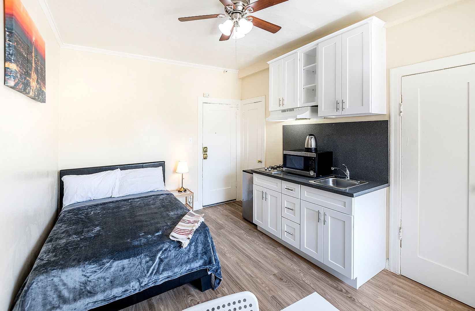 Los Angeles Apartment: 907 W 17th St