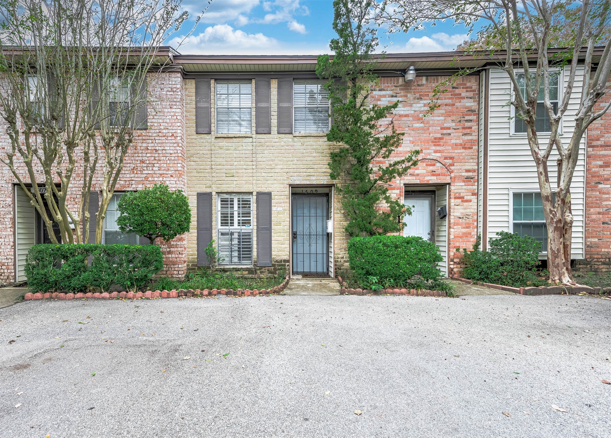 Houston Condo: 1609 Mapleton Drive