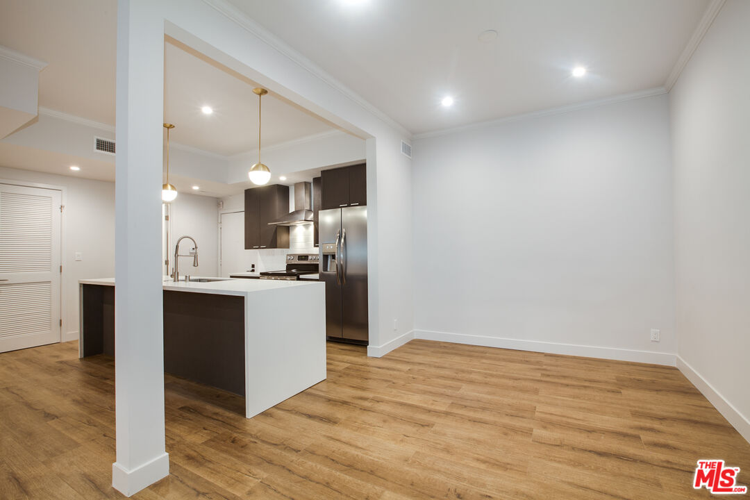 Los Angeles Condo: 12320 Montana Avenue