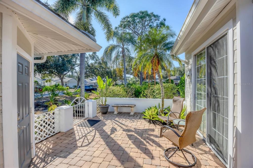 University Park Condo: 7714 Whitebridge Glen