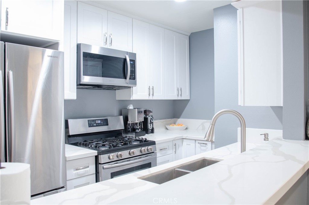 Sherman Oaks Condo: 4705 Kester Avenue