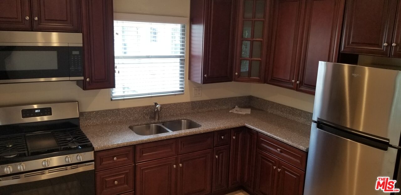 Hollywood Condo: 5950 Carlton Way