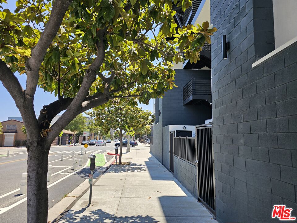 Santa Monica Condo: 1617 Broadway