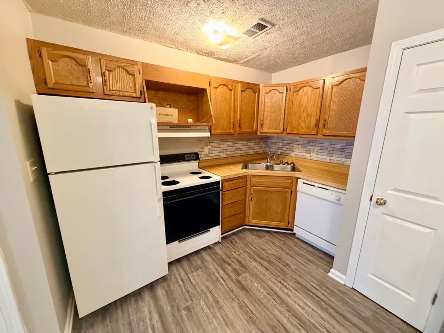 Versailles Apartment: 139 Macey Ave