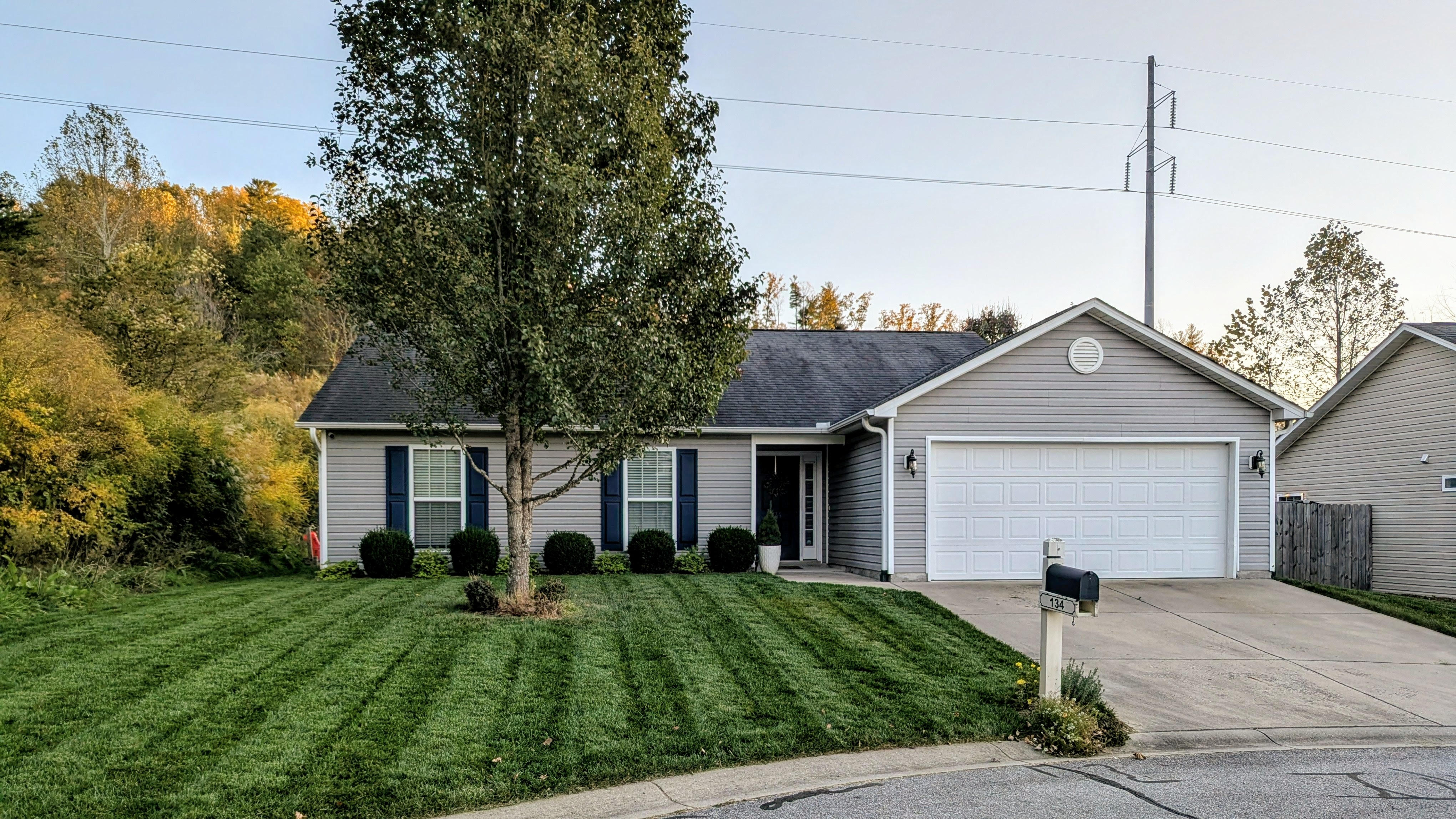 Hendersonville House: 134 Brookstone Court