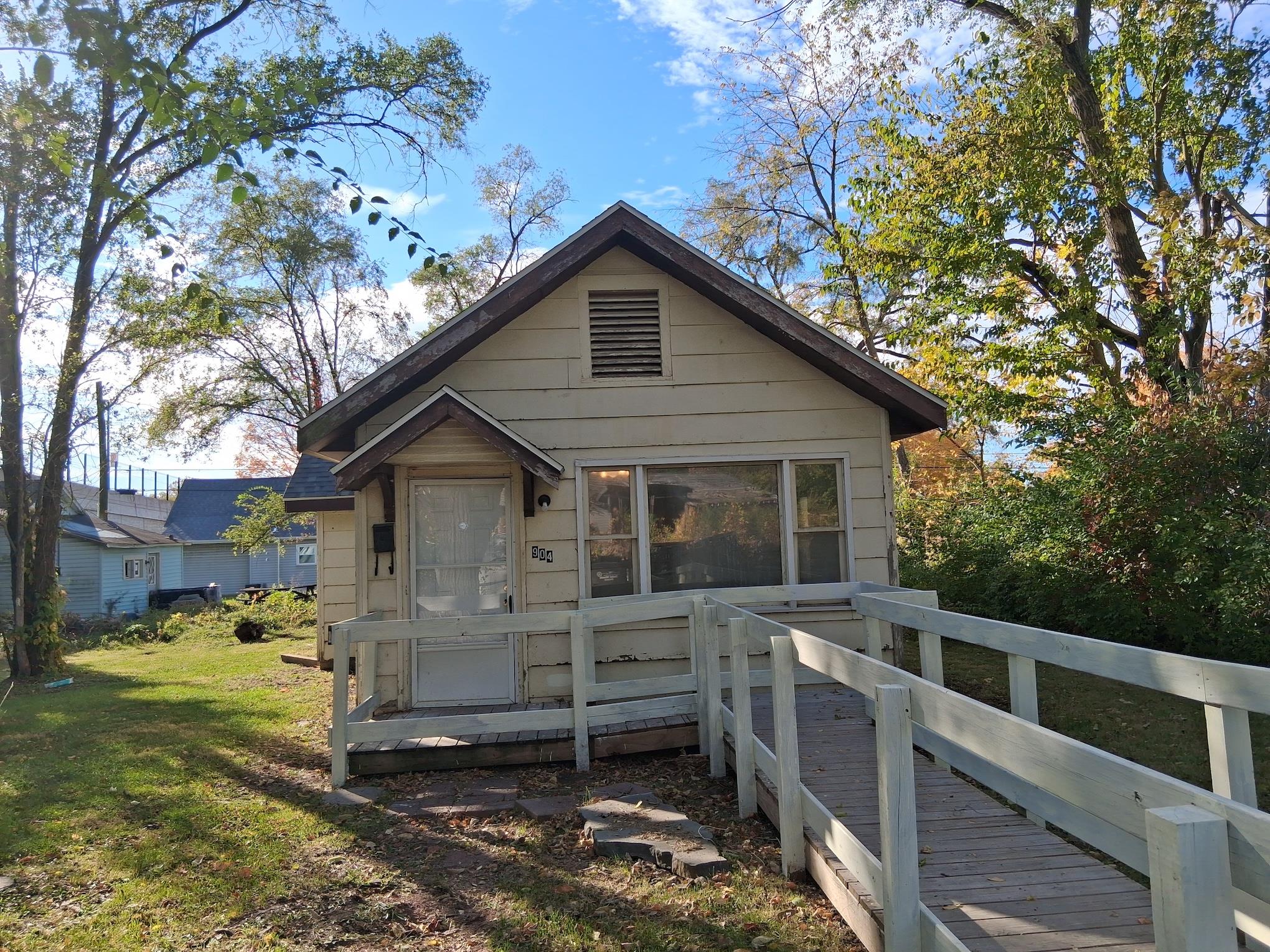 Danville House: 904 Collett