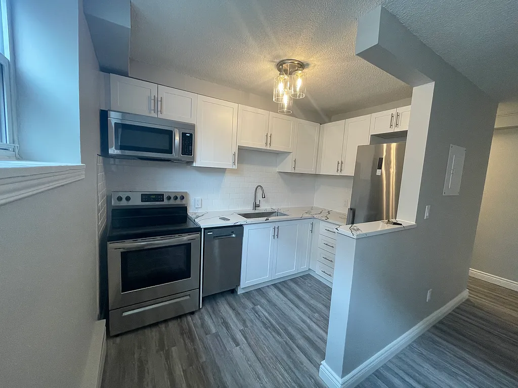 Hamilton Condo: 385 Melvin Ave