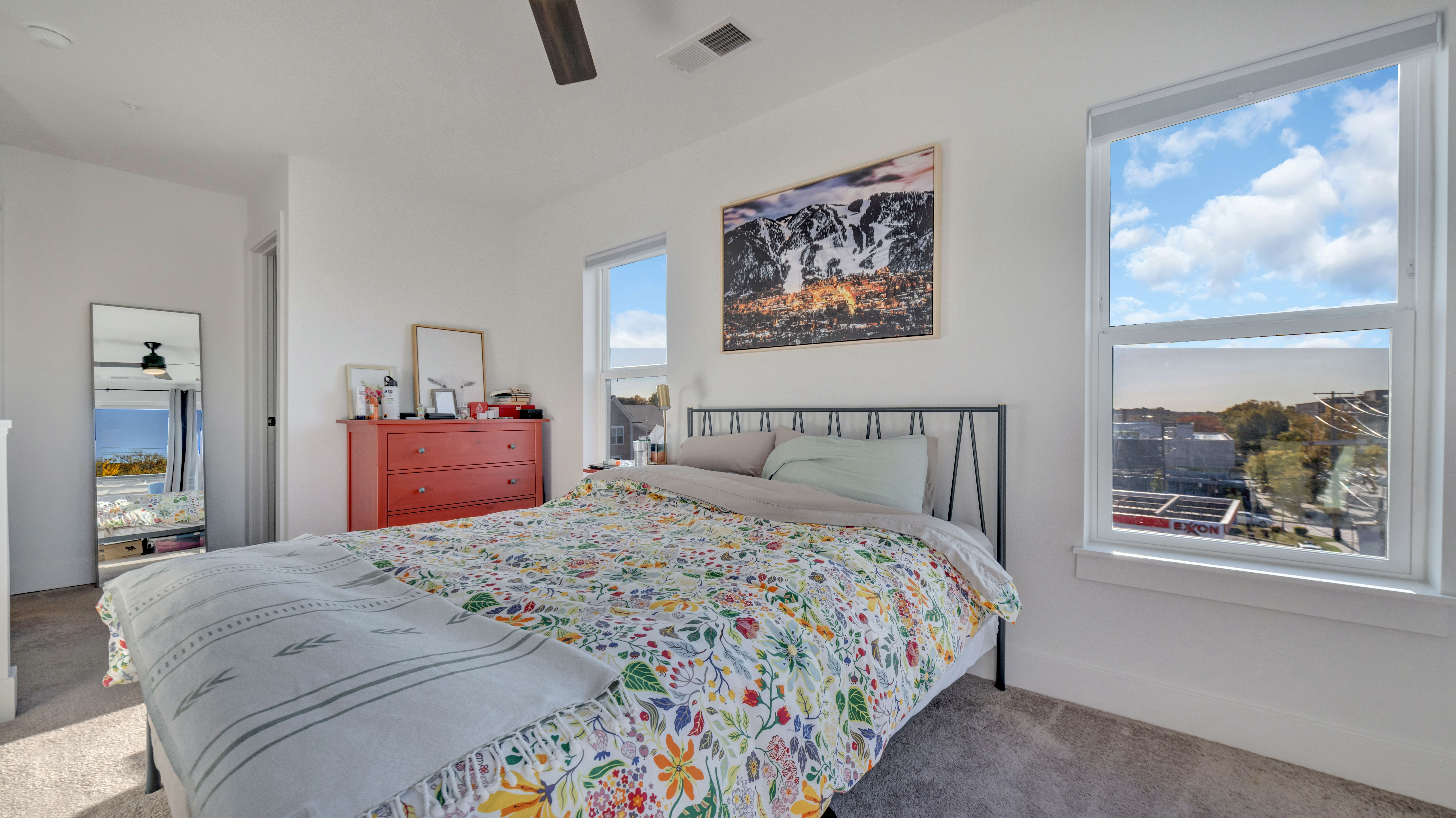 Washington House: 5511 S Dakota Ave NE