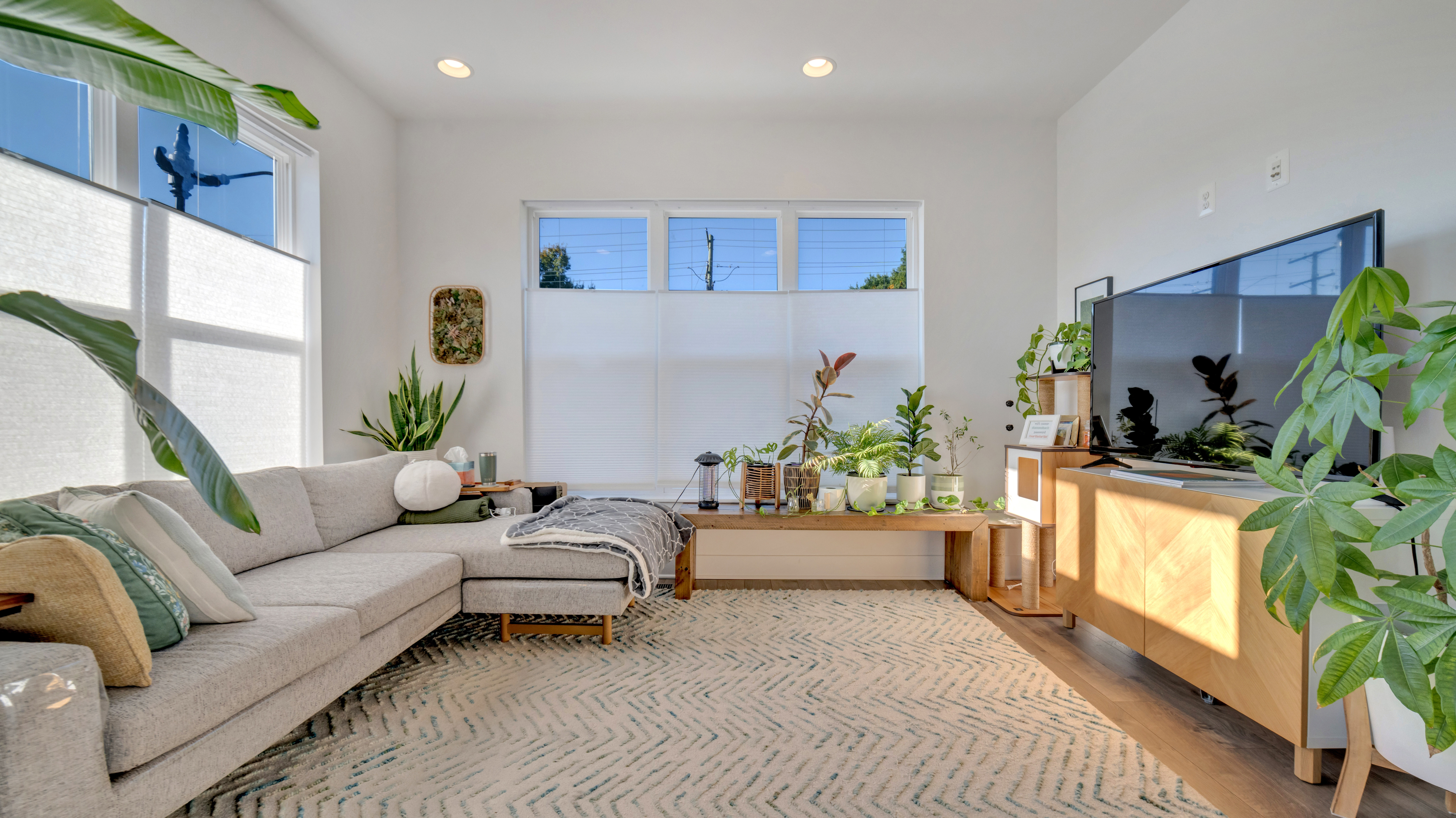 Washington House: 5511 S Dakota Ave NE