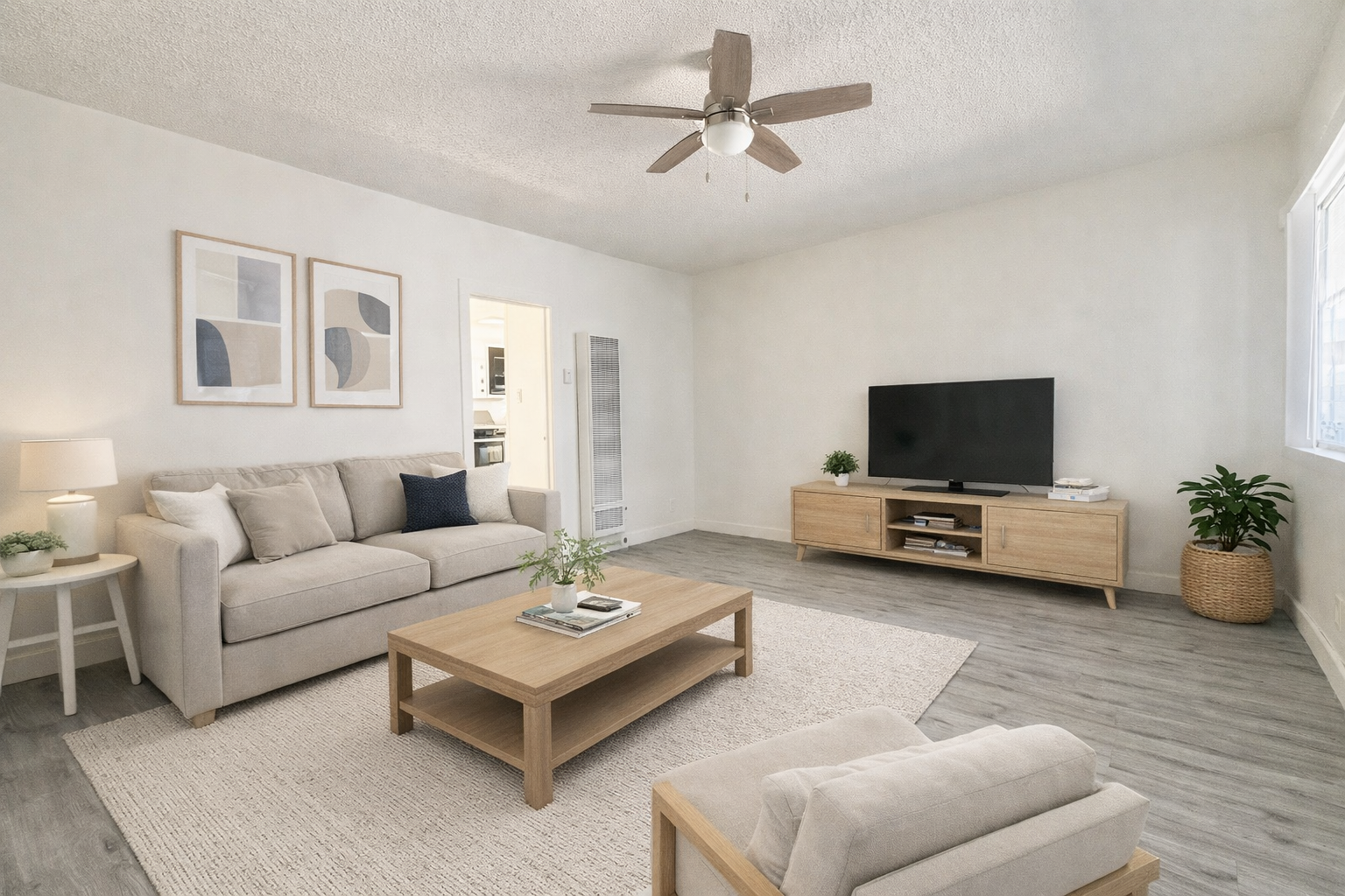 Los Angeles Apartment: 510 W 87th St