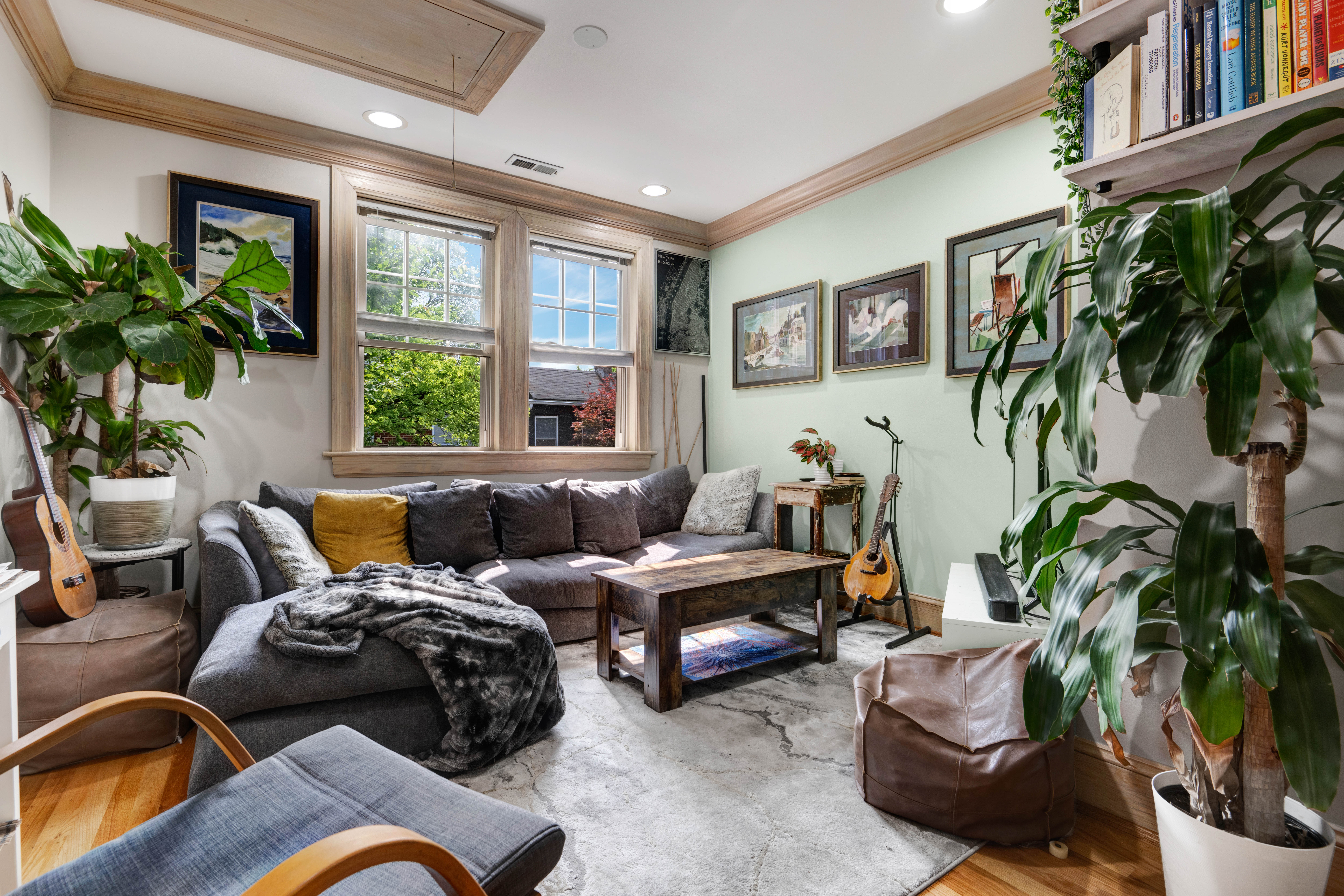 Washington Condo: 610 14th Pl NE