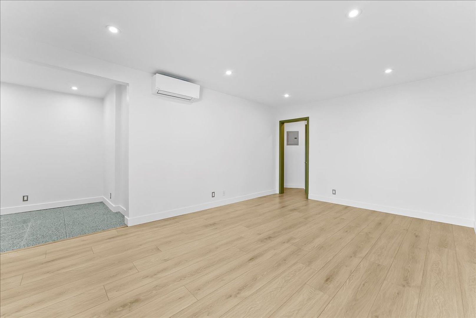 Los Angeles Apartment: 6615 Franklin Ave