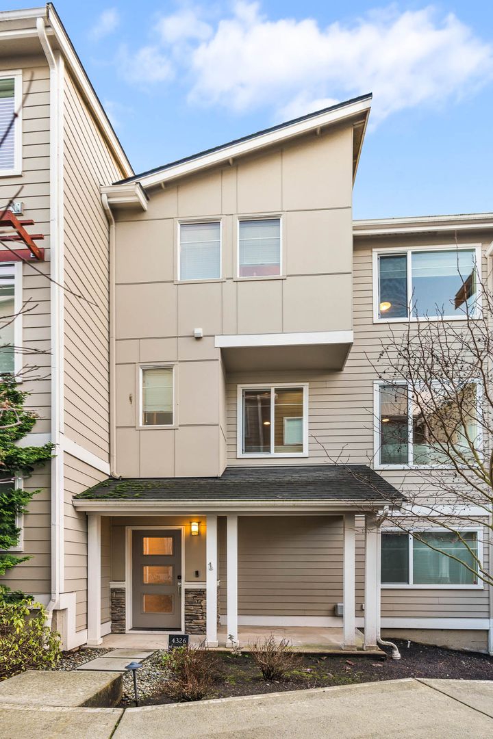 Renton Townhome: 4326 NE 3rd St