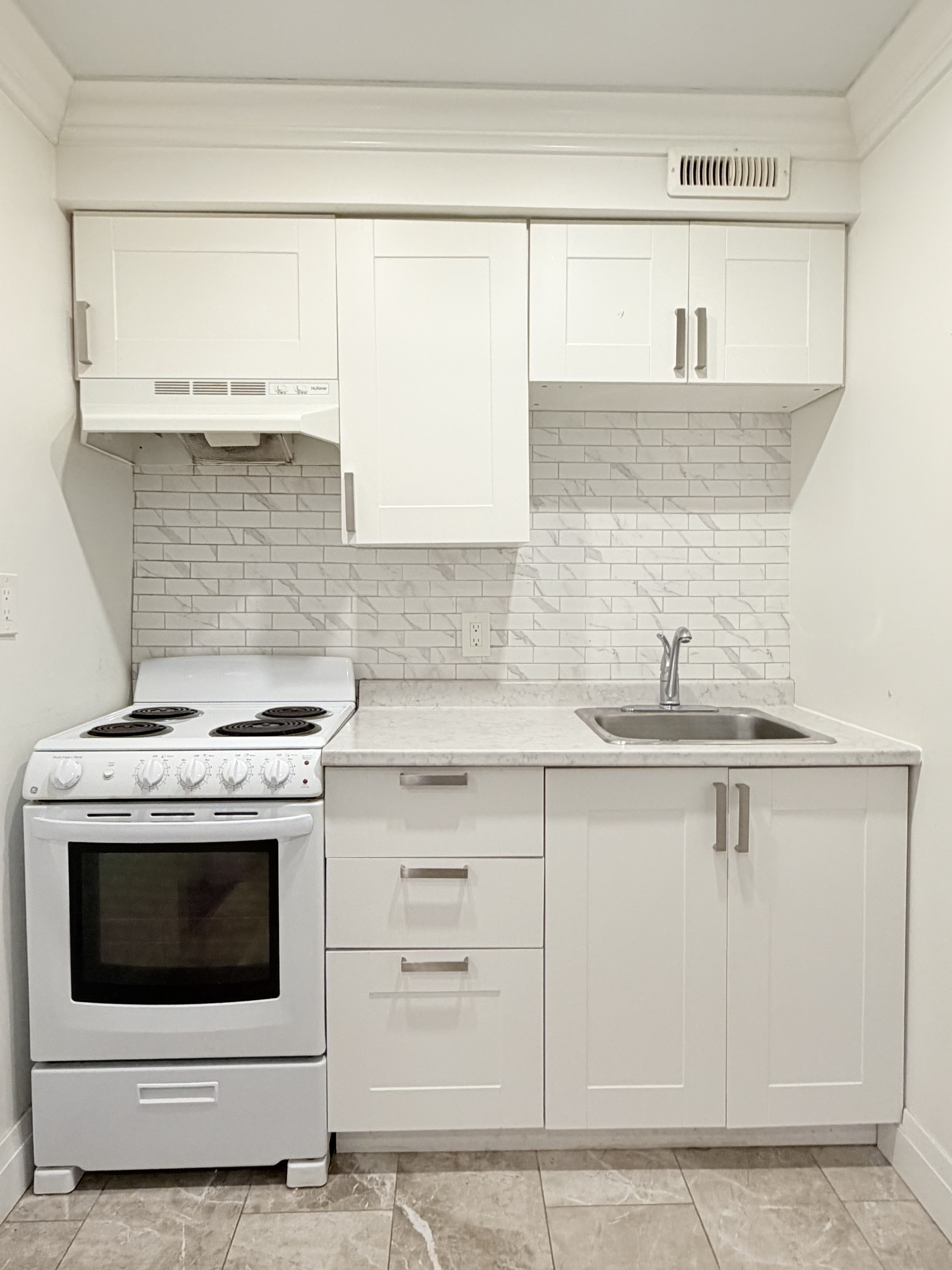 Windsor Condo: 1495 Gladstone Ave