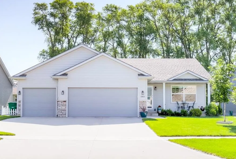 Johnston House: 5805 Pine Ct