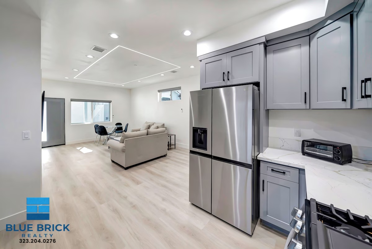 Tarzana House: 5841 Vanalden Ave