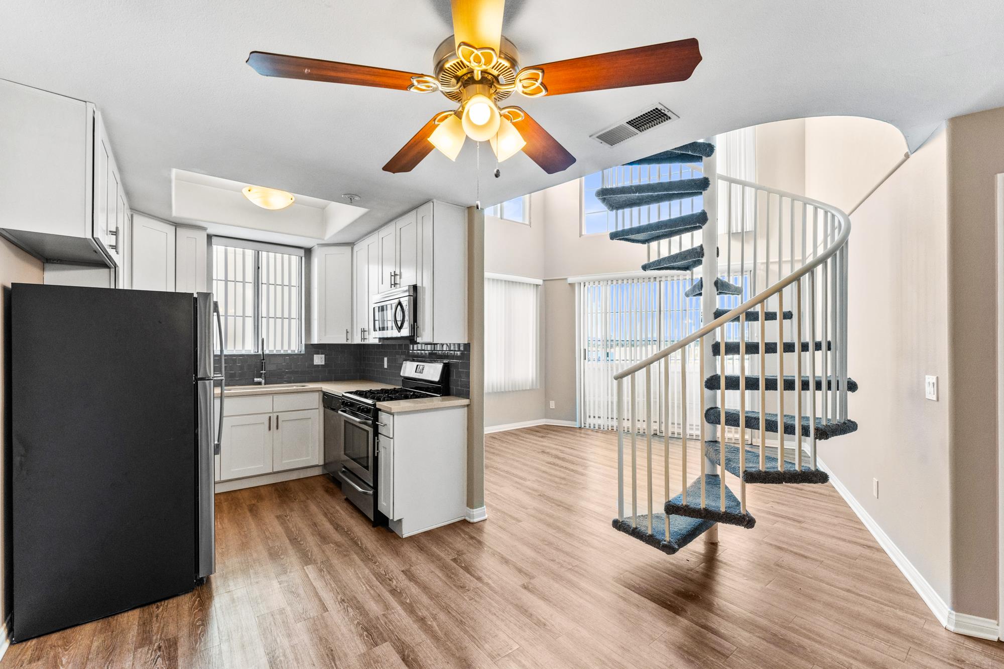 Los Angeles Apartment: 6925 Kittyhawk