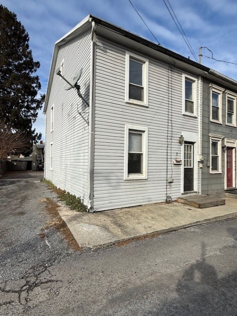 Carlisle House: 2 Noble Ave