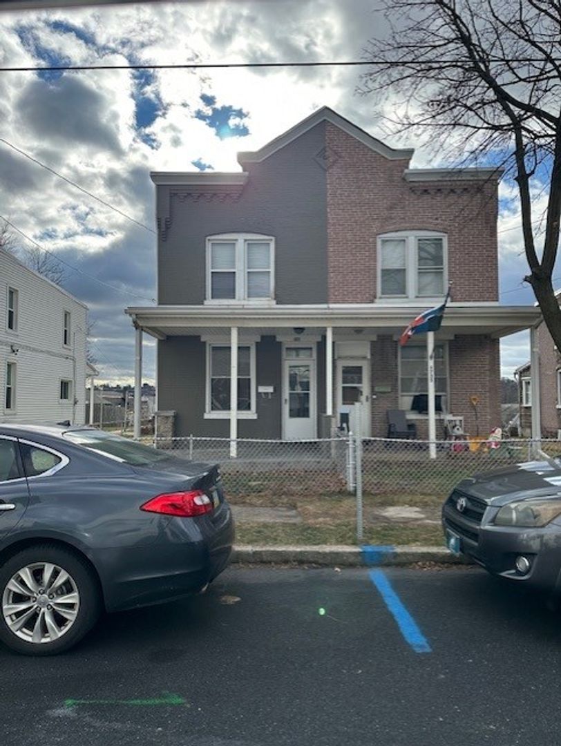 Harrisburg House: 6745 Somerset St