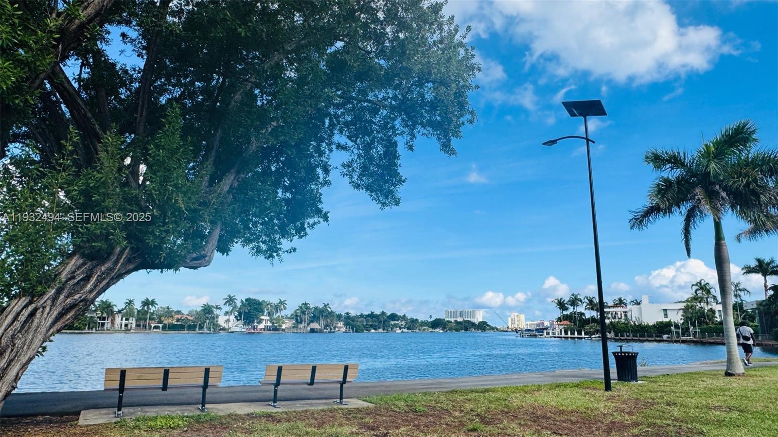 Hollywood Condo: 1094 Redwood Street