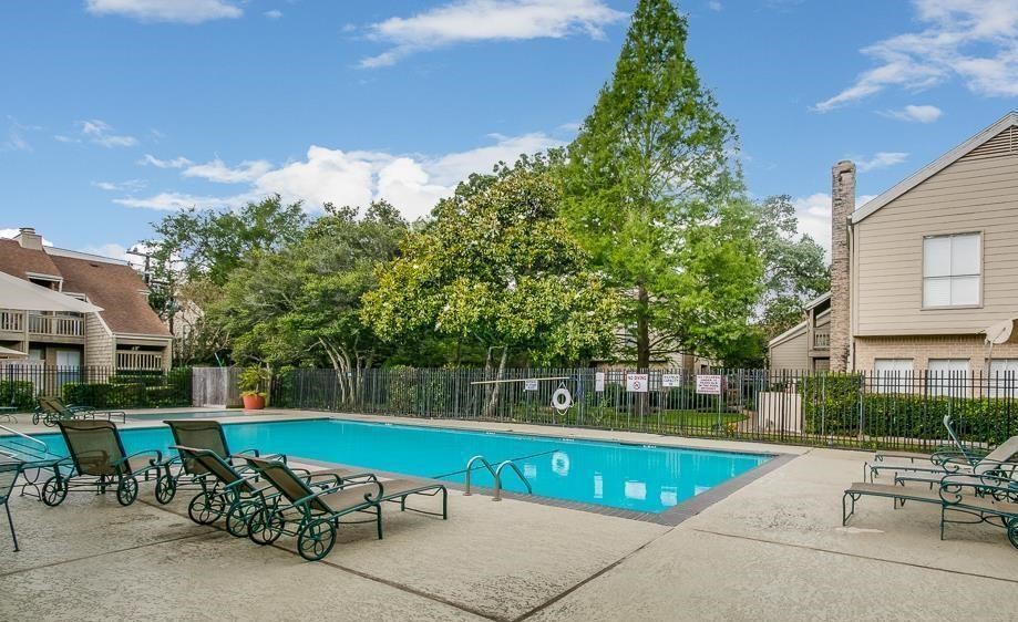 Houston Condo: 2100 Tanglewilde Street