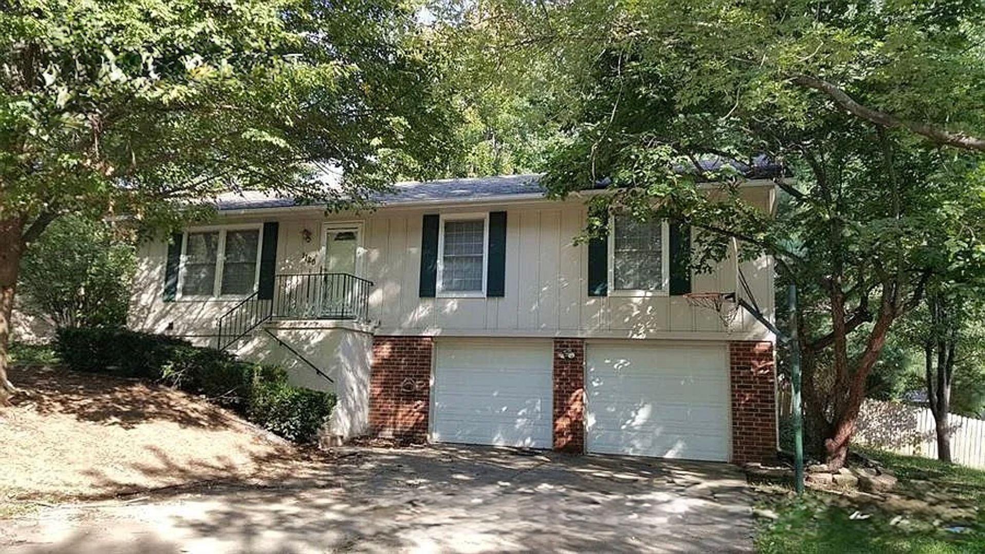 Blue Springs House: 1120 NE 9th St