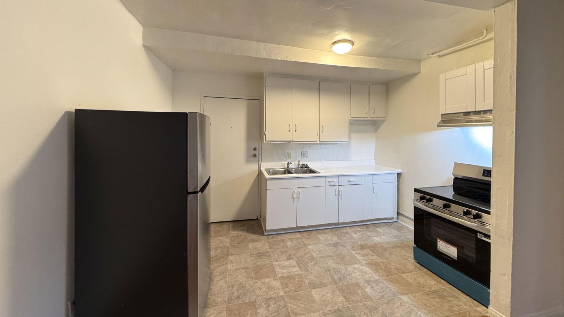 Venice Apartment: 39 Sunset Ave