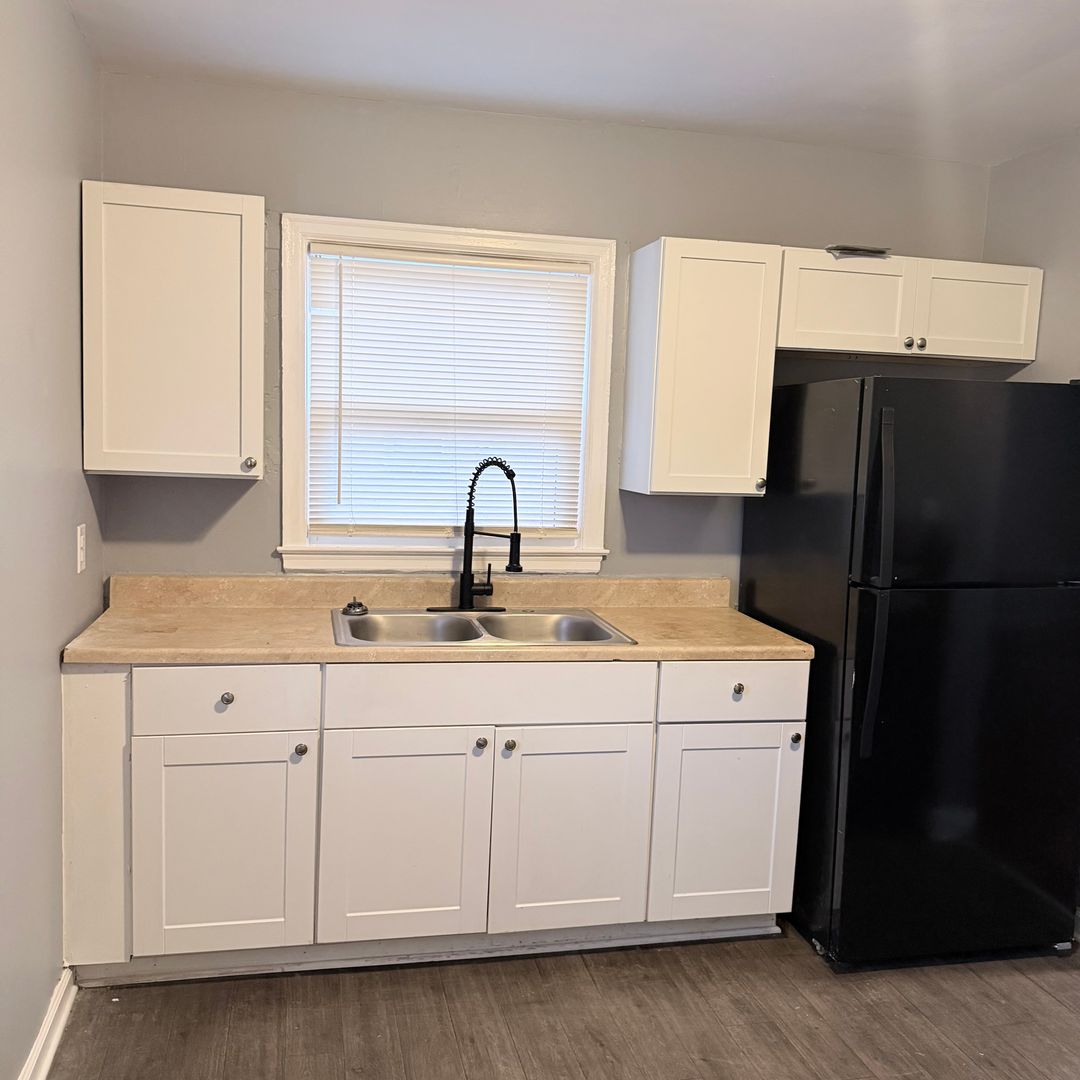 Lexington House: 553 Freeman Dr, (Z4)