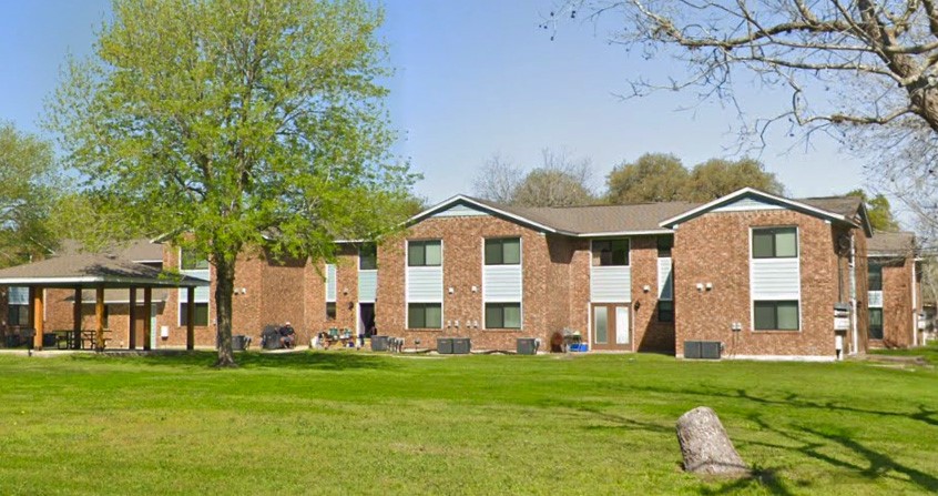 Hallettsville Condo: 106 Walnut Street