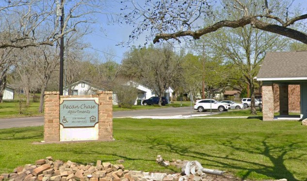 Hallettsville Condo: 106 Walnut Street