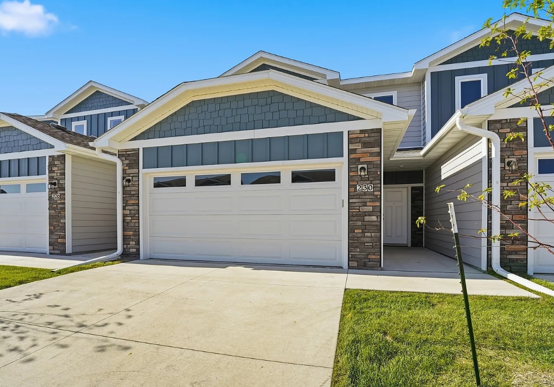 Waukee Townhome: 230 NW Waverly Dr