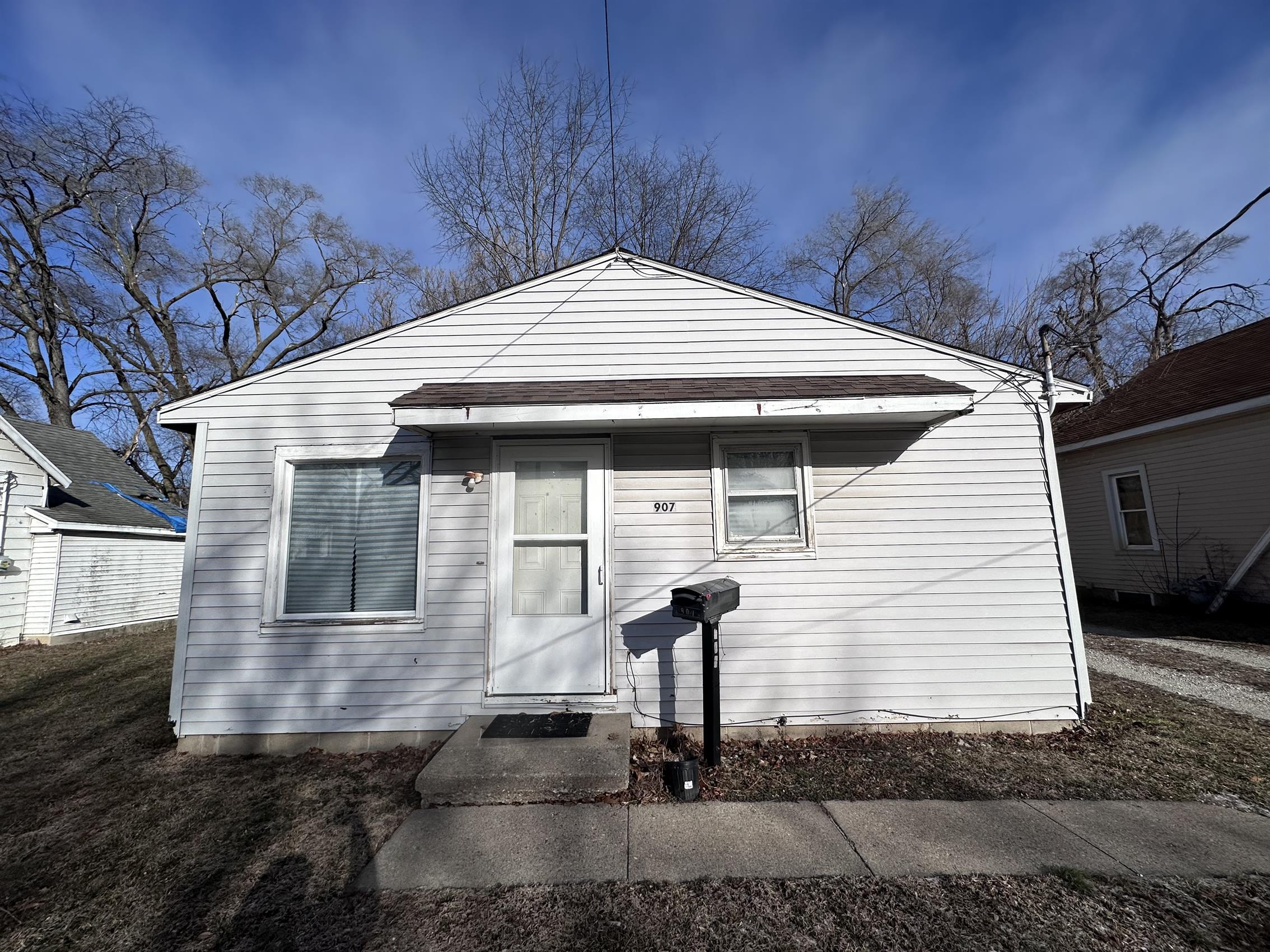 Danville House: 907 Maple