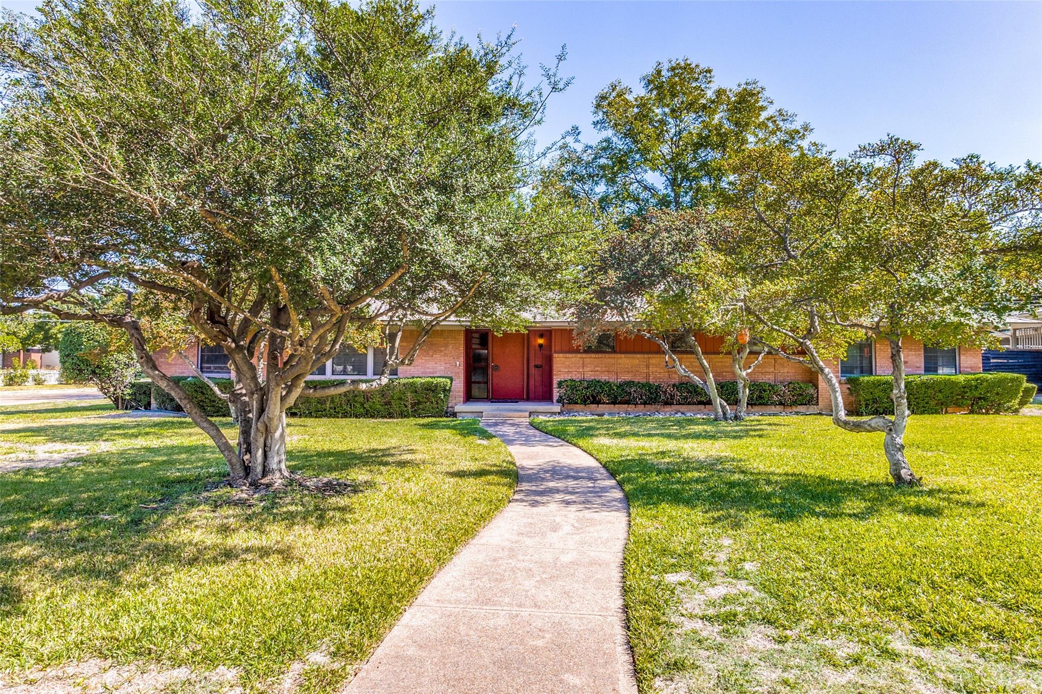 Dallas House: 10338 Sherbrook Lane