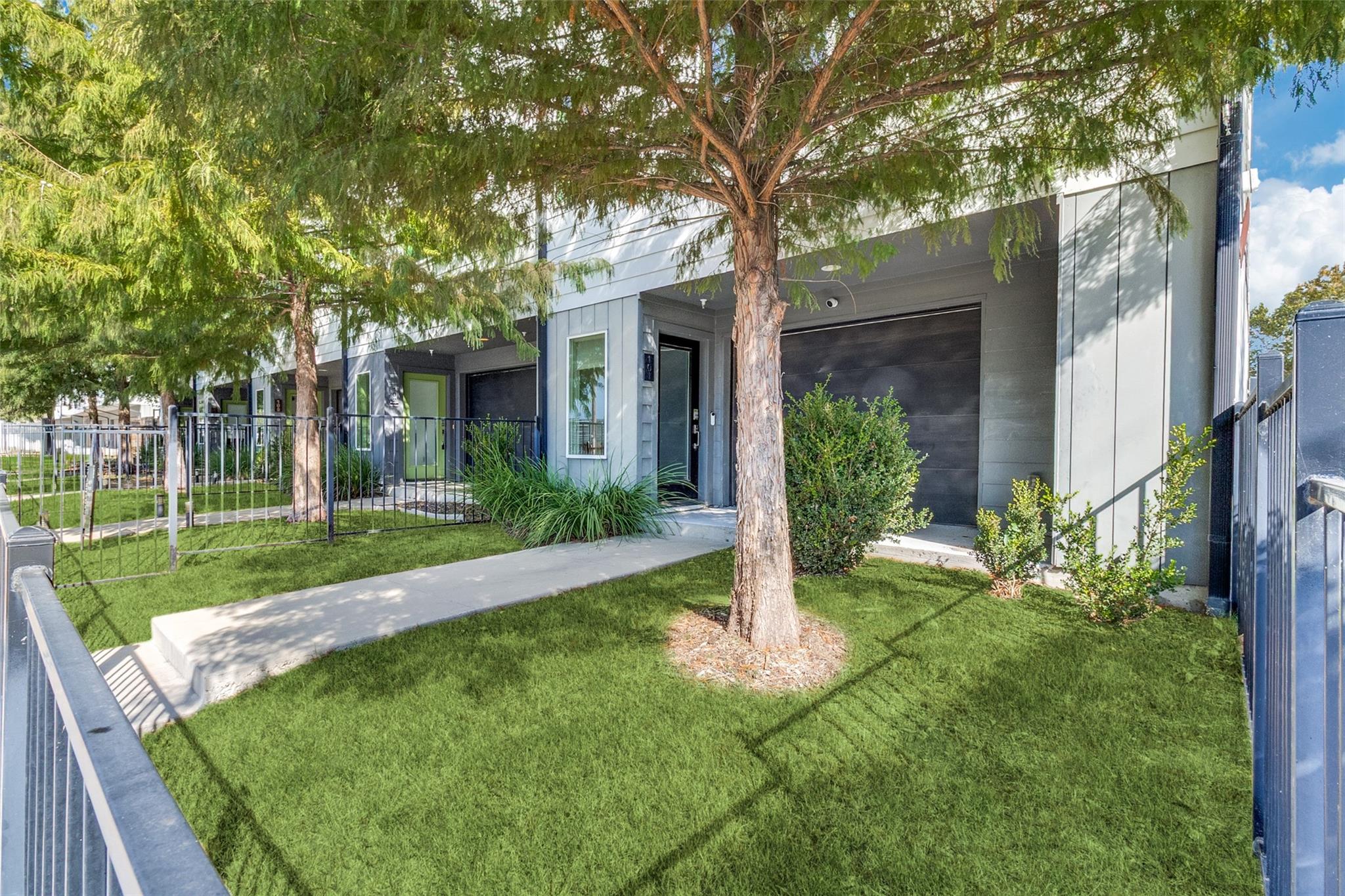 Dallas Townhome: 1430 Grigsby Avenue Unit#101
