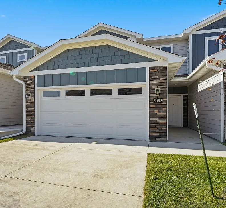 Waukee Townhome: 216 NW Waverly Dr