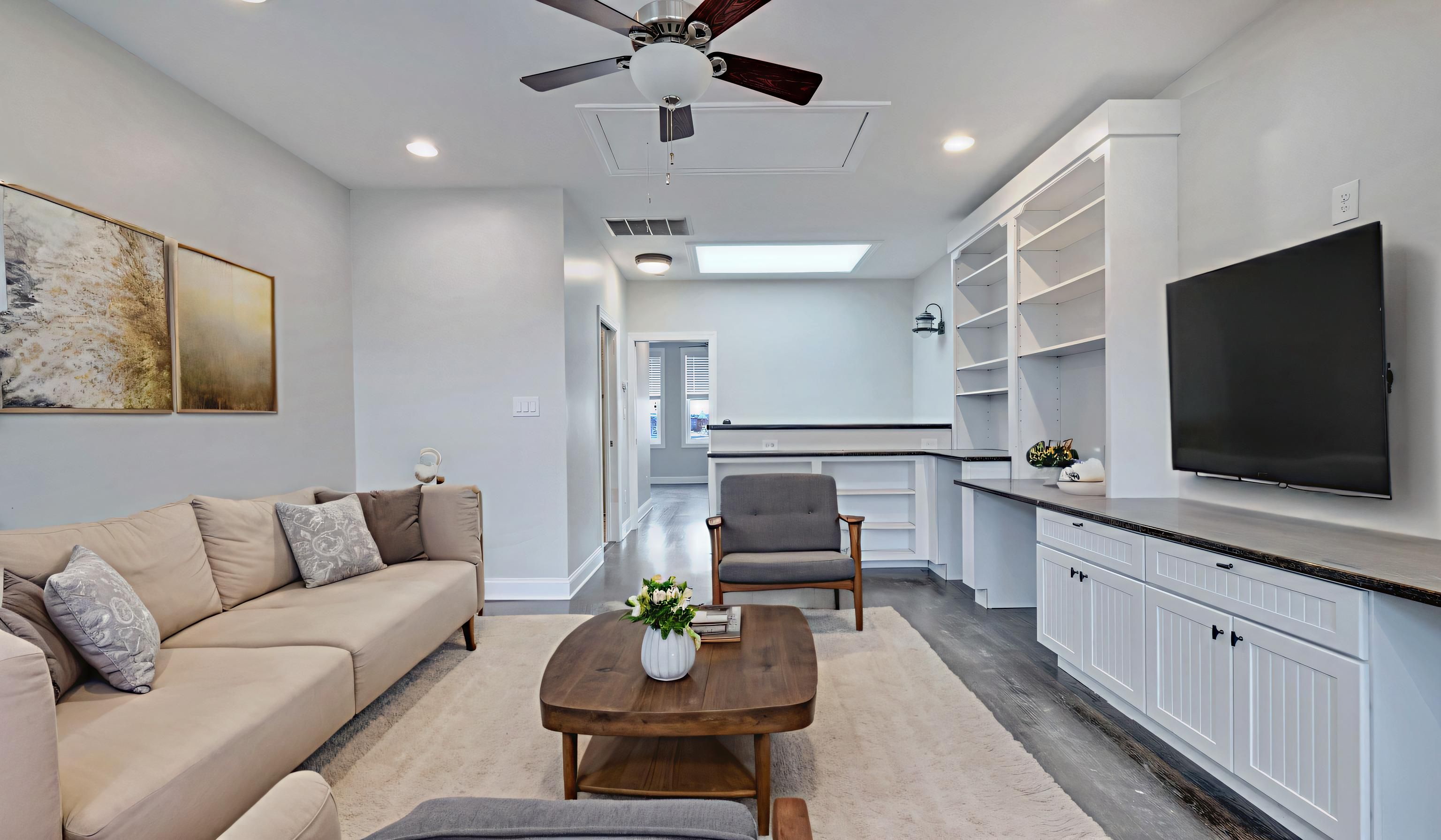 Washington House: 1020 F St NE