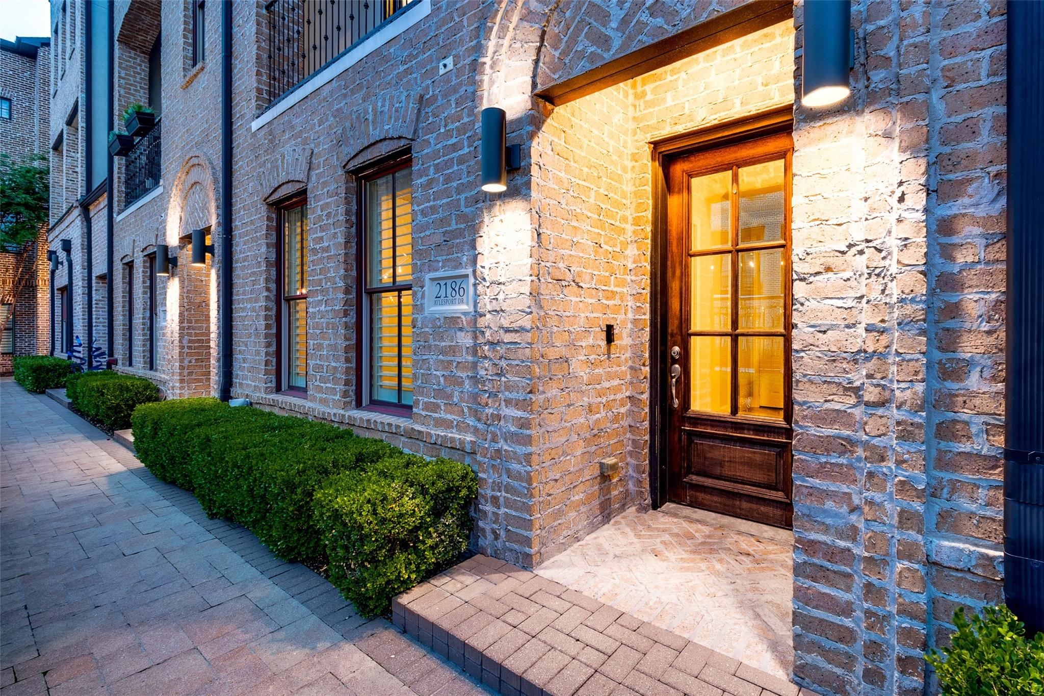 Dallas Townhome: 2186 Aylesport Drive