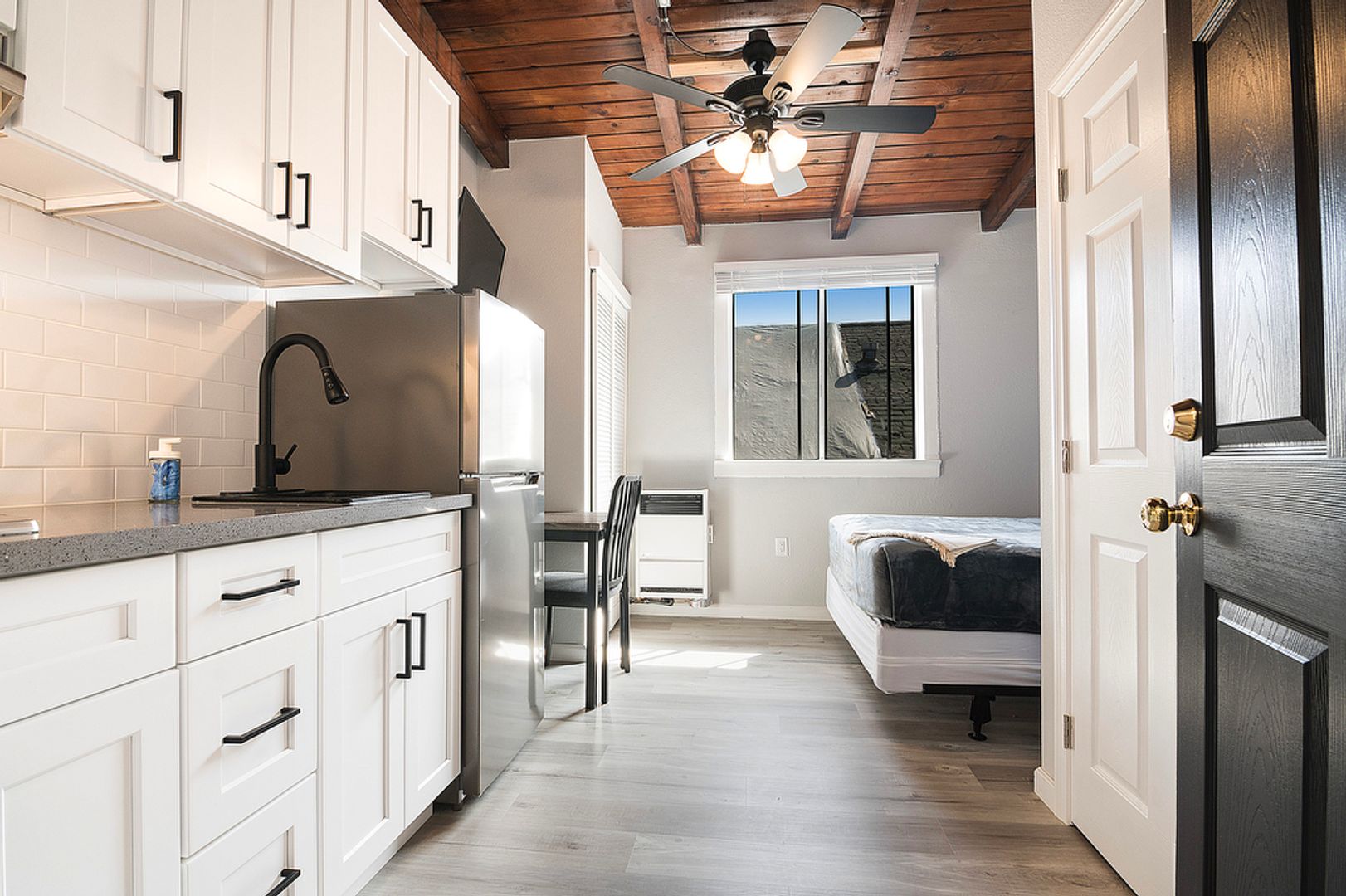 Los Angeles Apartment: 1864 Cordova St