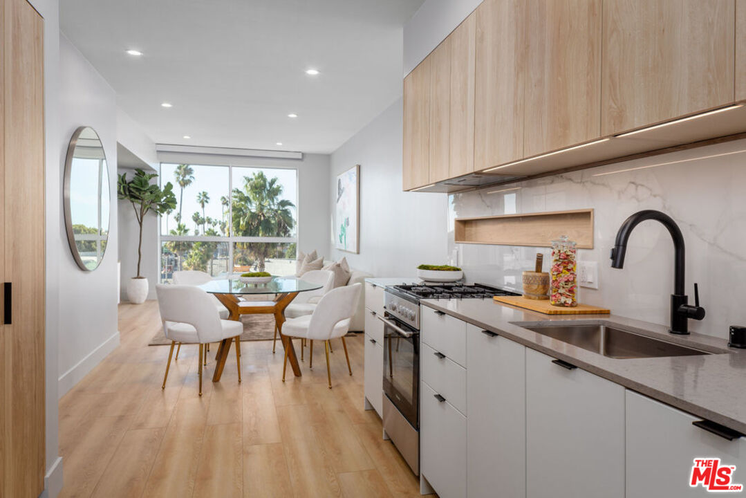 Los Angeles Condo: 12431 Rochester Avenue