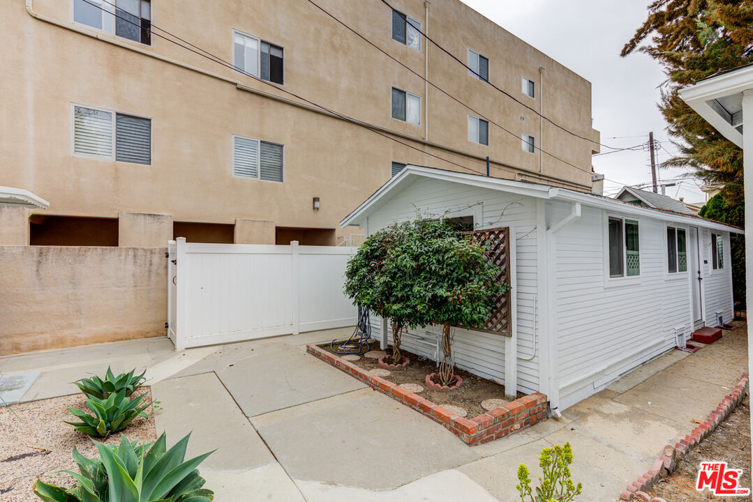 Los Angeles Condo: 11918 Rochester Avenue