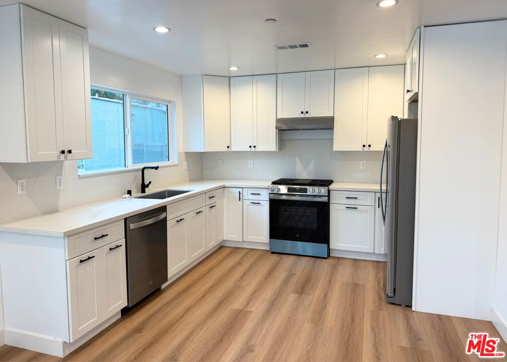 Los Angeles Condo: 3031 Vineyard Avenue