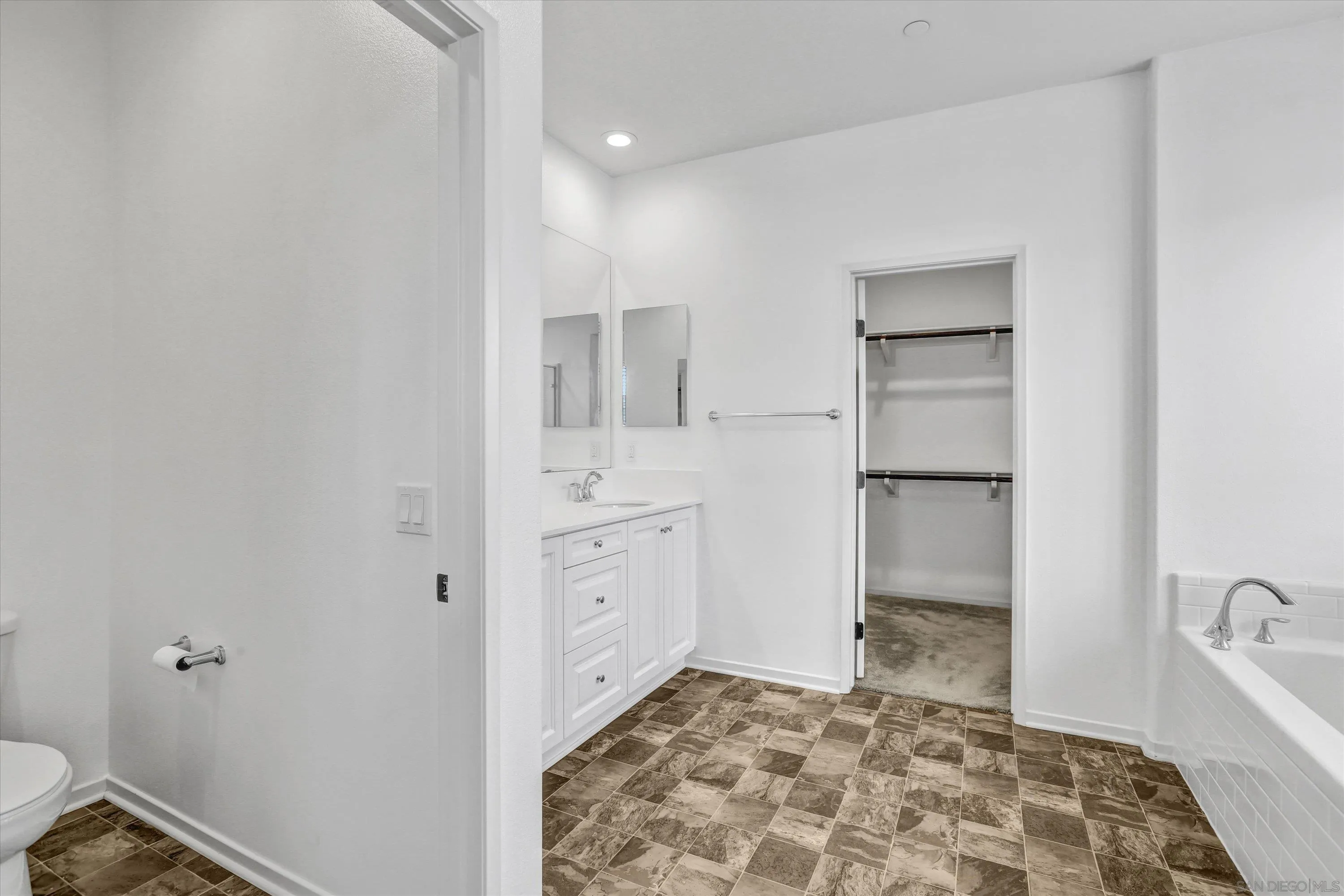 Chula Vista Condo: 1250 Camino Carmelo