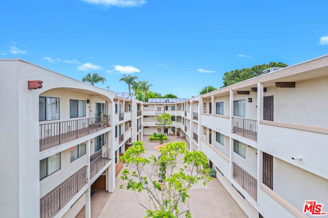 Studio City Condo: 12801 Moorpark Street