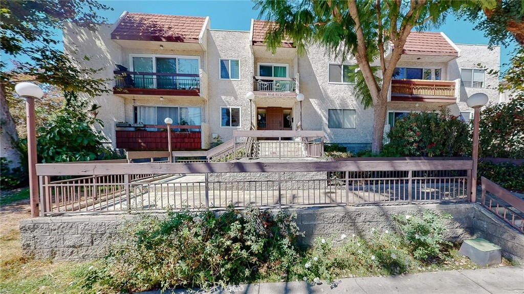 Studio City Condo: 12157 Moorpark Street