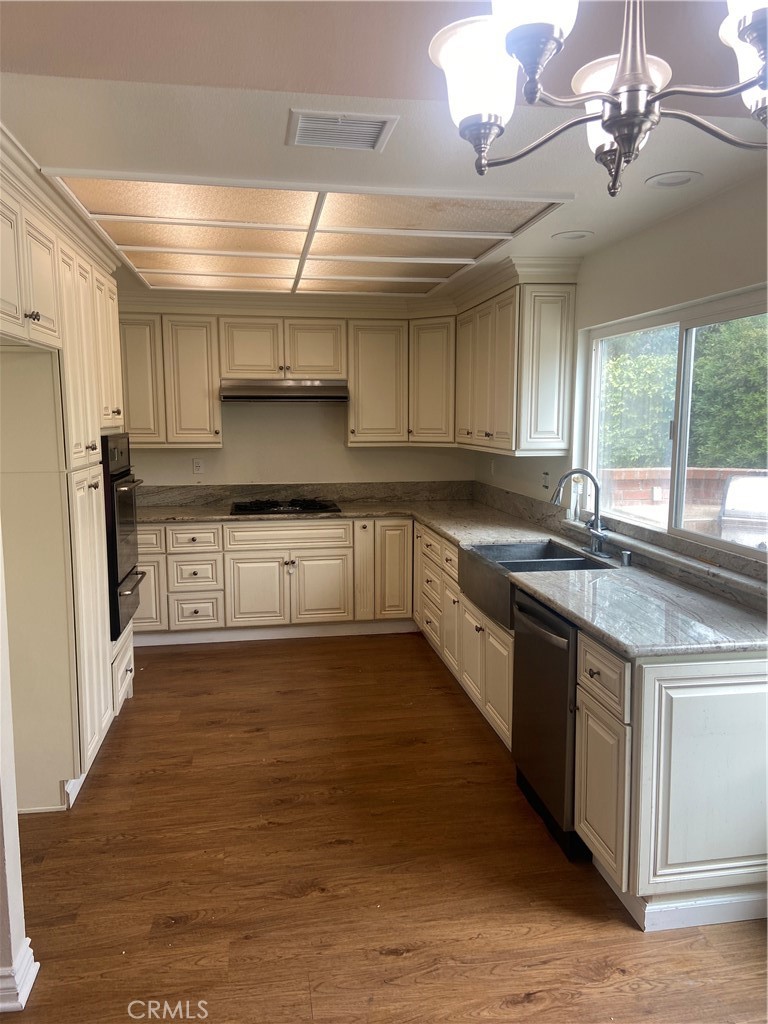 Chatsworth Condo: 21320 Stanwell Street