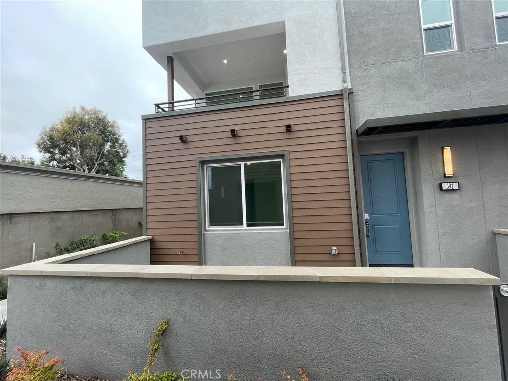 Santa Ana Condo: 691 South Lyon Street