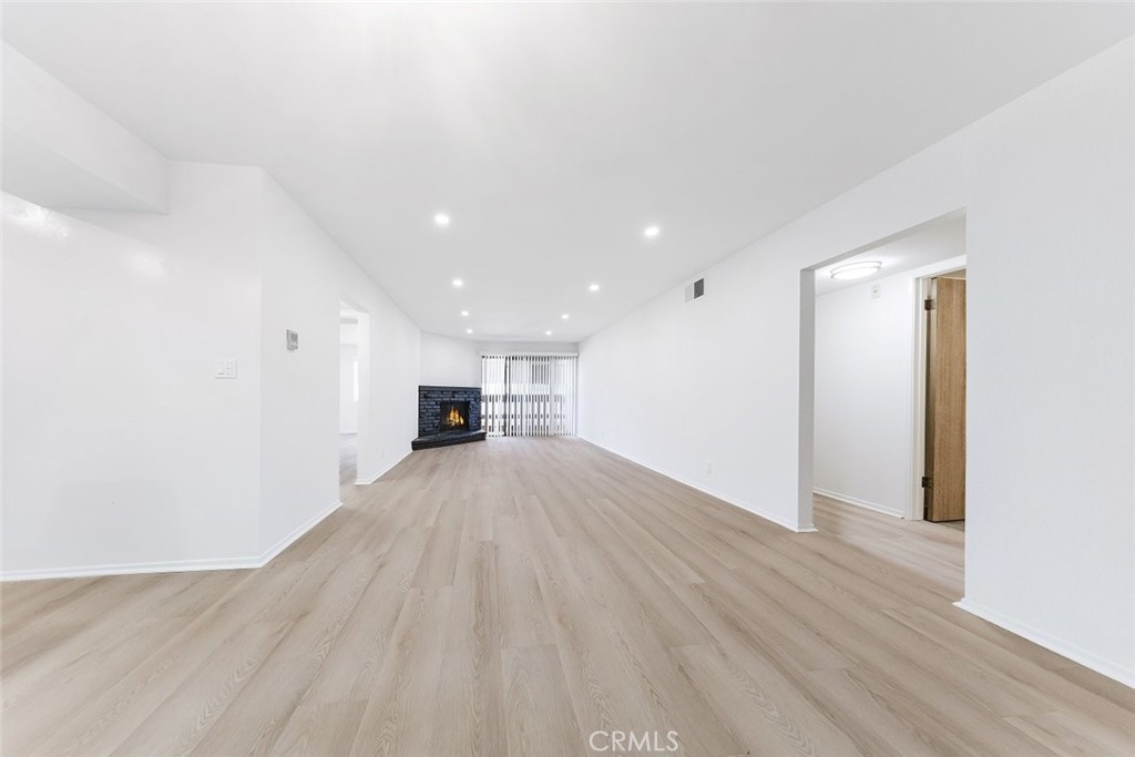 Glendale Condo: 465 Ivy Street