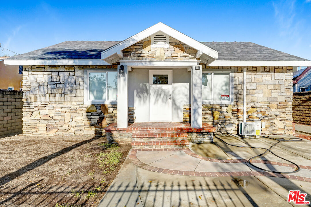 San Fernando Condo: 845 North Hagar Street