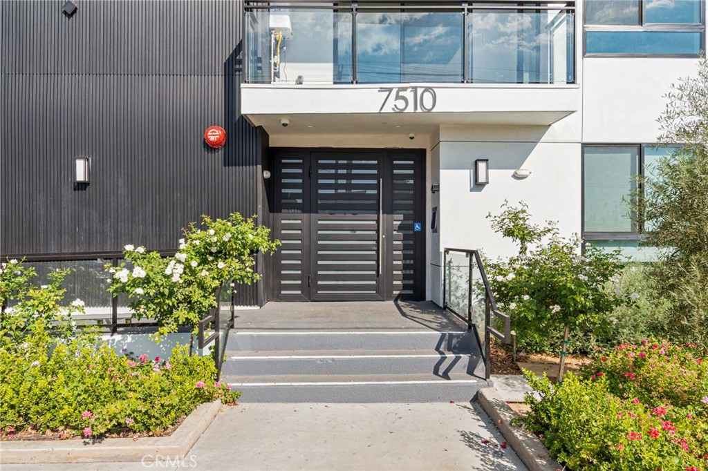 Van Nuys Condo: 7510 Sepulveda Boulevard